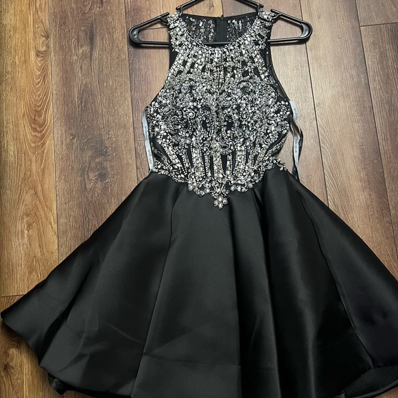 Robe De Soirée Cocktail Intrigue Juniors - Bleu Marine - Taille M - Épaule Dénudée - Longueur Genou